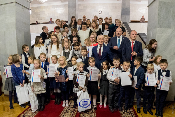 В Госдуме открылась выставка победителей конкурса детского рисунка «Школа глазами детей»